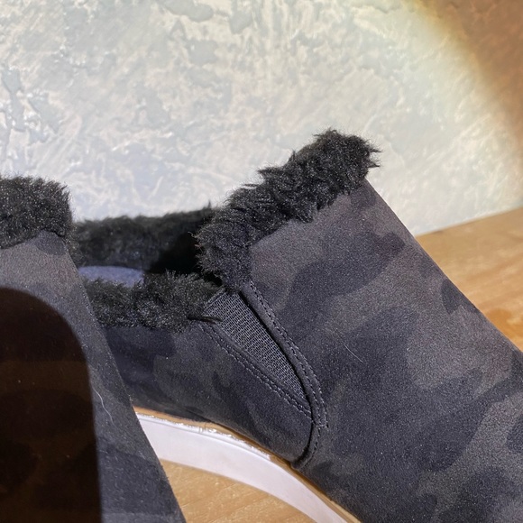 Dr. Scholls IF ONLY MULE sz9 faux black suede& faux fur lining with white soles - Picture 3 of 9